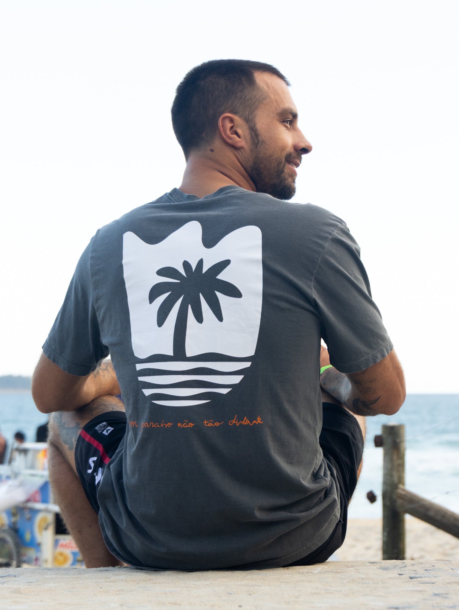 T-Shirt Paraíso Não Distante Preto Stone
